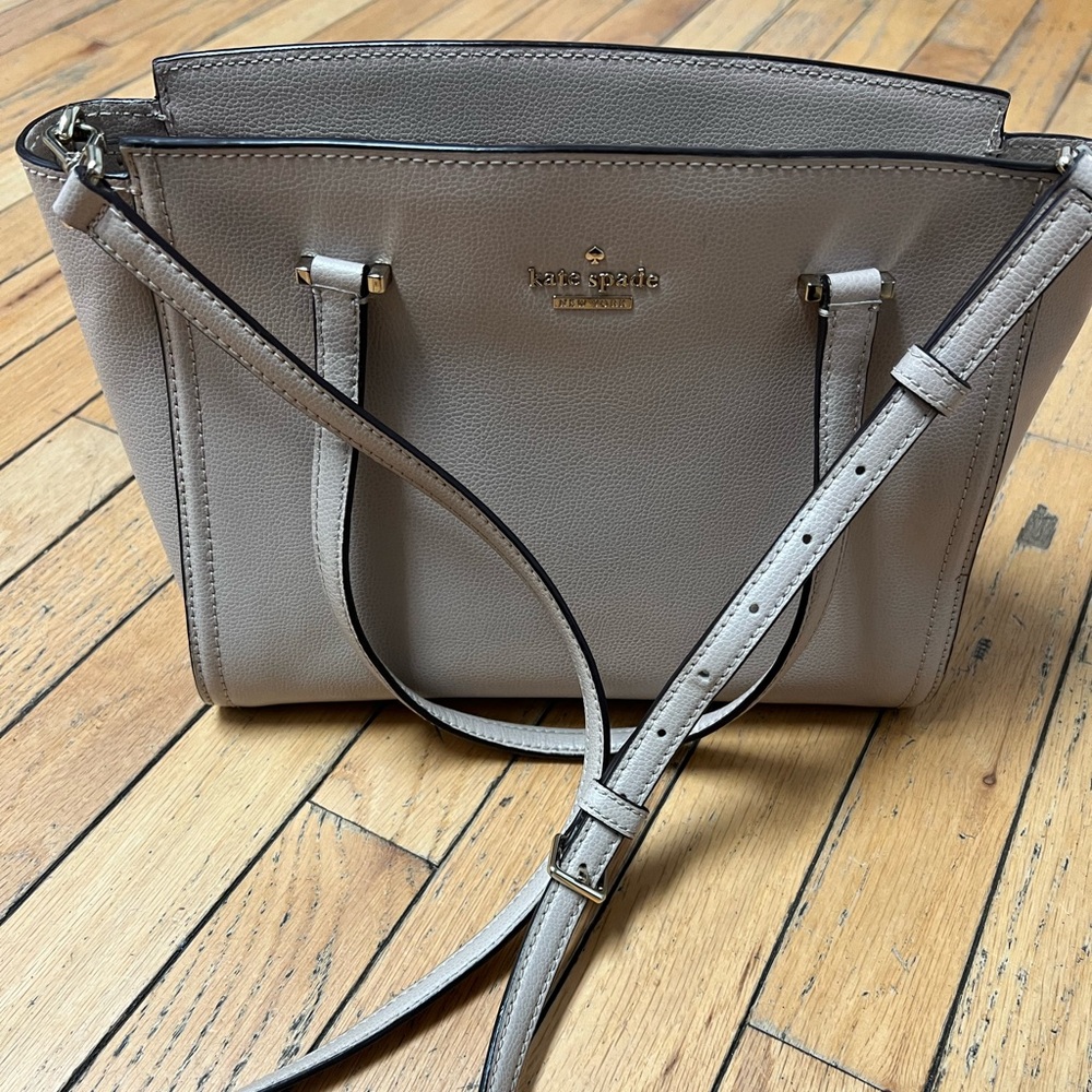 Kate Spade Crossbody Leather Bag. Color Beige.
